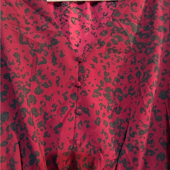 Nine West Women’s Cinched Waist V-Neck Blouse in Deep Red Cheetah Size Medium - Picture 4 of 9